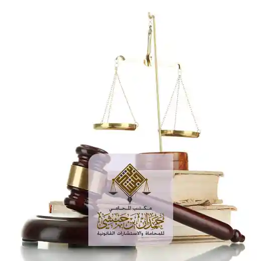 كتب محامي مع شعار الميزان والمطرقة الذي يدل على المحاماة